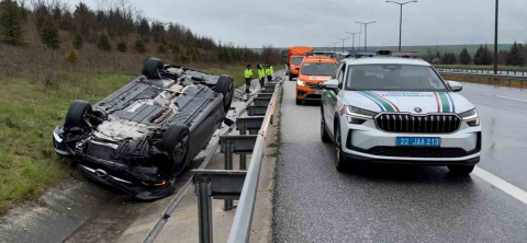 Takla atan otomobilden yara almadan kurtuldular