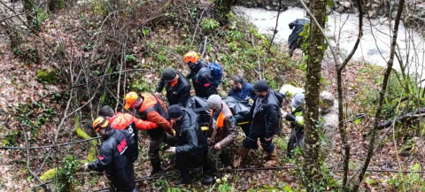 Sakarya’da iki gündür haber alınamayan vatandaşın cansız bedeni zorlu araziden çıkartıldı