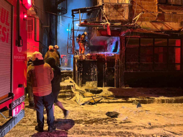 Bahçelievler’de hurda malzemelerin bulunduğu depoda yangın