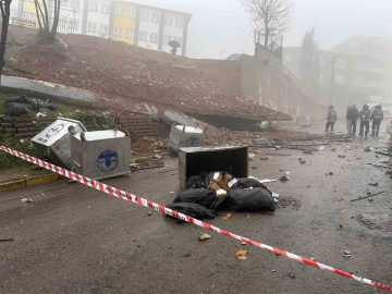 Maltepe’de okulun istinat duvarı çöktü: Araç kullanılamaz hale geldi
