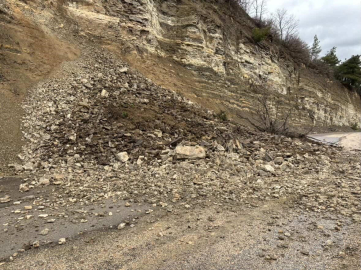 Bursa’da heyelan yolu kapattı: O anlar kamerada