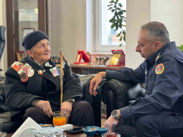 Albay Vanlı, 91 yaşındaki şehit babasını kapıda karşılayıp makamında ağırladı