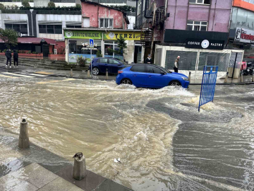 Sarıyer’de rögarlar taştı: Bir iş yerini su bastı, dükkan sahibi İSKİ’ye tepki gösterdi