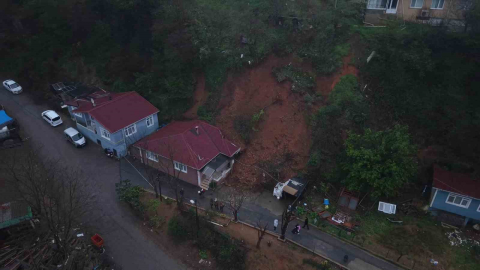 Beykoz’da toprak kayması: Tek katlı ev ve otomobil hasar gördü