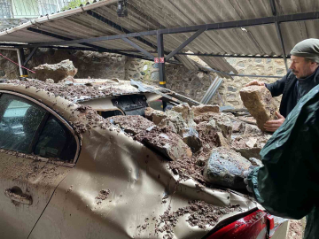 Bursa’da yağışla istinat duvarı çöktü, 3 lüks otomobil zarar gördü