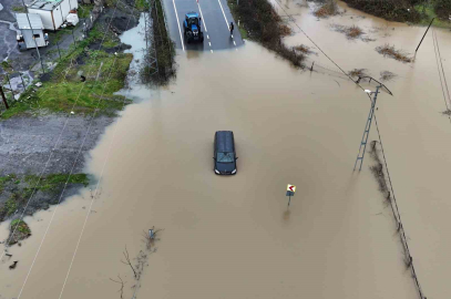 Göle dönen yolda mahsur kalan sürücü aracını bırakmadı, kurtarma anları görüntülendi