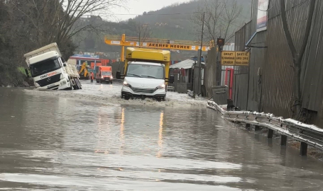 Eyüpsultan’da hafriyat kamyonu göle dönen yolda yan yattı