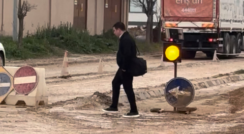 Edirne’de bozuk yollar sürücüleri ve yayaları canından bezdirdi