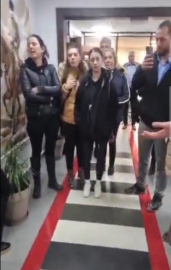 Hayvan barınağındaki şok görüntüler sonrası hayvanseverler belediyeyi bastı