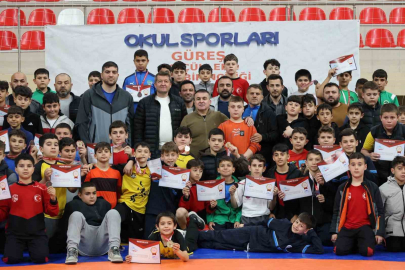 Bilecik’te 400 sporcu minderde ter döktü