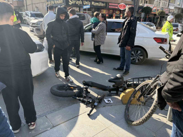 Otomobille çarpışan elektrikli bisiklet sürücüsü yaralandı