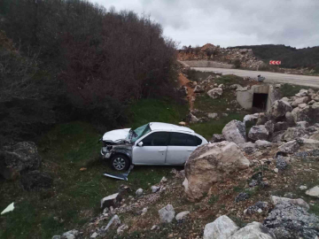 Kontrolden çıkan otomobil şarampole uçtu, sürücüsü yaralandı
