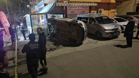 Kontrolden çıkan hafif ticari araç markete daldı: 2 yaralı