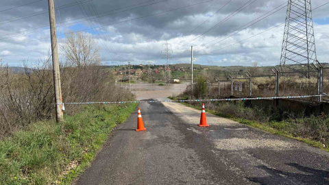 Çanakkale’de Kocabaş Çayı taştı: Köy yolu ulaşıma kapandı