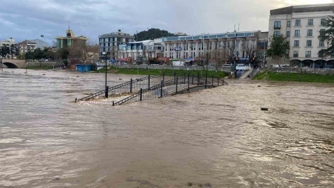 Çanakkale’de Kocabaş Çayı taştı, otopark sular altında kaldı