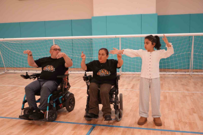 "Engellisiniz" diyenleri evlenerek, "yapamazsınız" diyenleri zeybek oynayarak susturdular