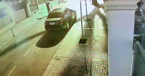 Beşiktaş’ta lüks araçların kundaklandığı ve villaya ateş açıldığı anlar güvenlik kamerasına yansıdı