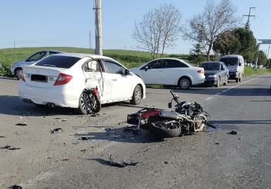 Motosiklet otomobile ok gibi saplandı
