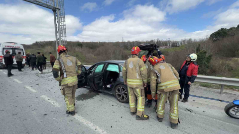 Eyüpsultan’da hafriyat kamyonuna çarpan otomobil hurdaya döndü: 1 yaralı