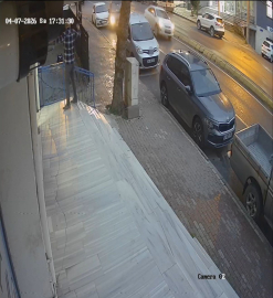 4 araca çarptı, hızını alamayıp markete daldı