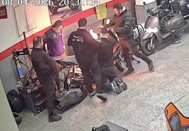 Gaziosmanpaşa’da tamir edilmeye çalışılan motosiklette yangın çıktı, o anlar kamerada
