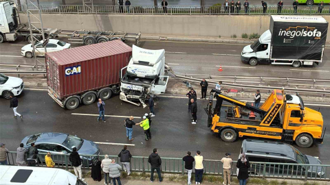 D-100’de kazaya karışan tır makaslayarak karşı şeride geçti