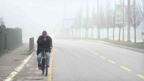 Sis şehri etkisi altına aldı, görüş mesafesi 10 metreye kadar düştü
