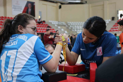 Bilek güreşinde ödüller sahiplerini buldu