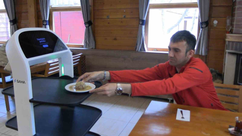 Edirne’de robot garson hizmete başladı, müşteriler memnun