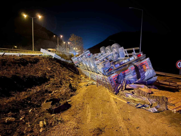 Bilecik’te devrilen tırın sürücüsü yaralandı
