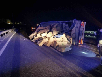 Direksiyon hakimiyetini kaybeden tır refüje çarpıp yan yattı: 1 yaralı
