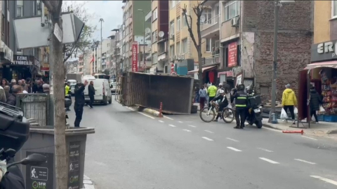 Kağıthane’de kamyon yan yattı