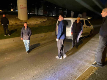 Bakırköy’de yolda kalan araç trafiği kilitledi: Yolcularla sürücü arasında tartışma kamerada