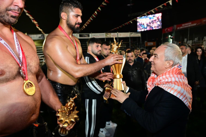 Balıkesirli güreşçi Enes Doğan, Kepez’de başpehlivan oldu