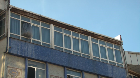 Esenyurt’ta çatıda çıkan yangın 3 binaya sıçradı