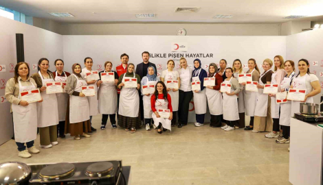 Ünlü şef Danilo Zanna depremzede kadınlarla aynı mutfakta buluştu