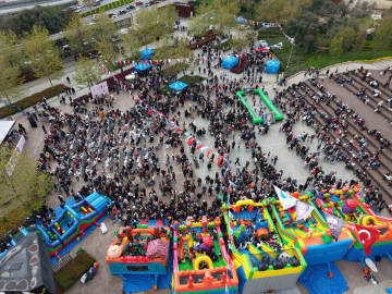 Pendik’te 23 Nisan coşkusunun yaşandığı çocuk şenliği havadan görüntülendi