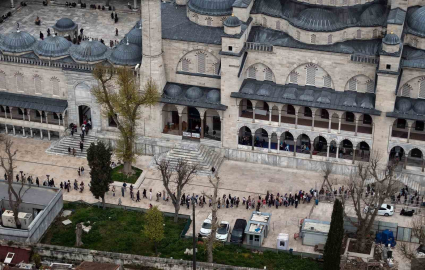 Restorasyonu tamamlanan Sultanahmet Camii’ne ziyaretçi akını