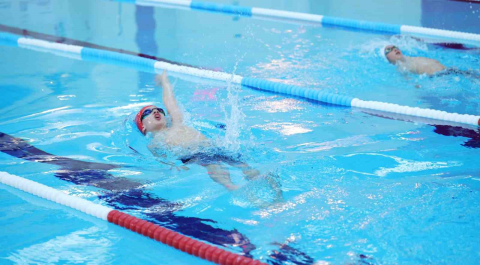 Osmangazi Yüzme Şenliği’nde kazananlar kupalarını aldı