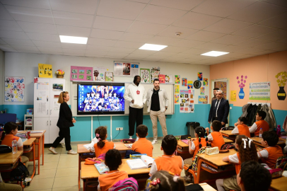 Şampiyon dev adamlar öğrencilerle bir araya geldi