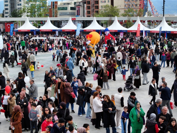 İzmit’te 23 Nisan’a uluslararası ilgi: Çocuklar bayram coşkusunu birlikte yaşıyor