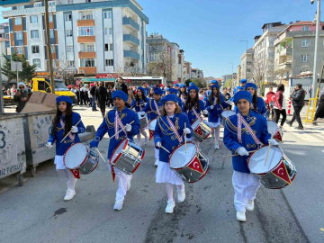 Marşlar eşliğinde mahalleyi turladılar
