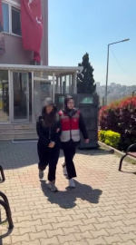 Köpeği camdan sarkıttı, o anları kayda aldı