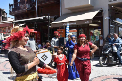 Edirne’de turistler romanların kakava davetine ortak oldu