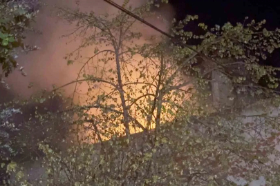 Gece yarısı korkutan yangın: Evde uyuyan kişi kurtarıldı
