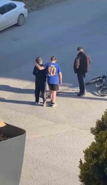 Çocuklar yaralı kedinin üzerini örtüp, başında nöbet tuttu