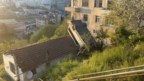 Kağıthane’de servis aracı gecekondunun çatısına uçtu: 1 yaralı