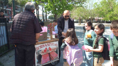 Balıkesirli vatandaş babasının hayrı için öğrencilere pamuk şekeri dağıttı