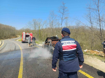 Bilecik’te seyir halindeki otomobil alev aldı