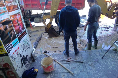 Kadıköy’de ait su borusu patladı, yollar göle döndü
